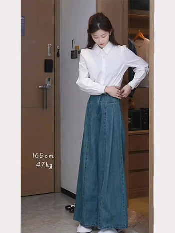 Jeansi femei talie înaltă, croială dreaptă cu partea inferioară evazată, lungime până la podea, 50–70% bumbac, fără elastan