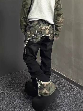 Traperice s kamuflažnim patchworkom, visokim pojasom, zip, ravni kroj