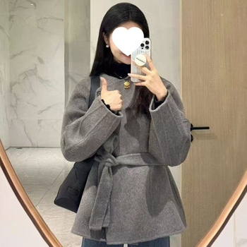 Корейски стил сиво палто от полиестер с колан, средна дължина, поло яка, еднобортно закопчаване, дълги ръкави, зима 2025