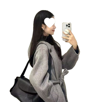 Корейски стил сиво палто от полиестер с колан, средна дължина, поло яка, еднобортно закопчаване, дълги ръкави, зима 2025