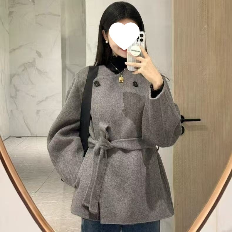 Корейски стил сиво палто от полиестер с колан, средна дължина, поло яка, еднобортно закопчаване, дълги ръкави, зима 2025