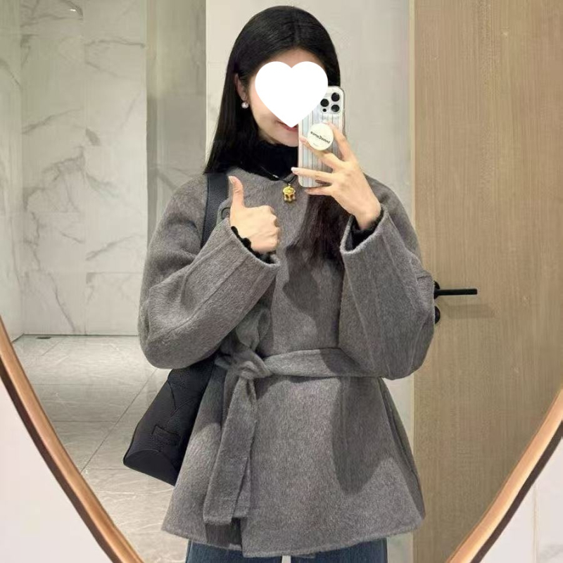 Корейски стил сиво палто от полиестер с колан, средна дължина, поло яка, еднобортно закопчаване, дълги ръкави, зима 2025