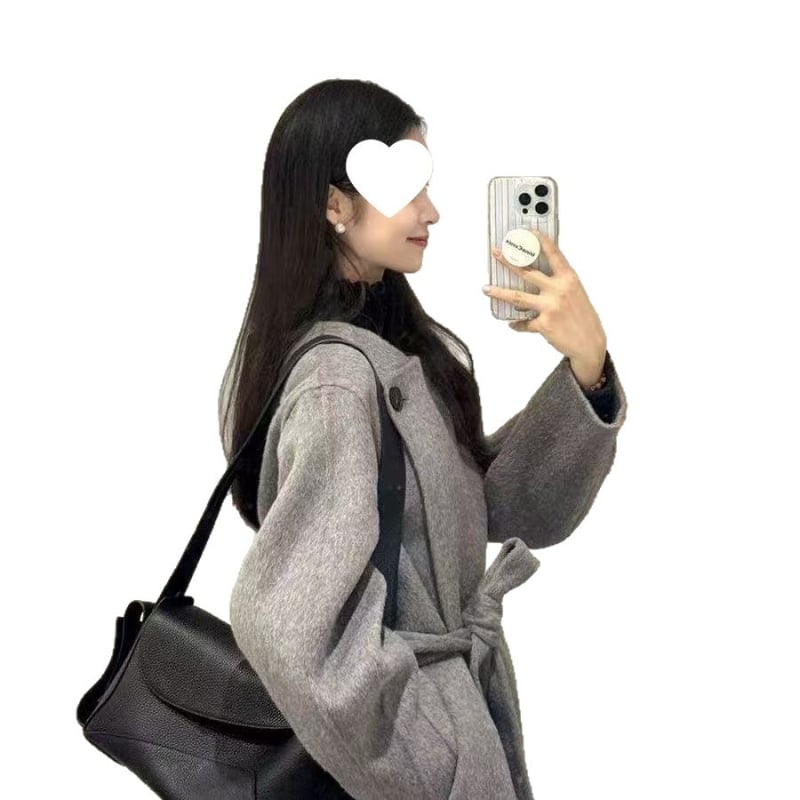 Корейски стил сиво палто от полиестер с колан, средна дължина, поло яка, еднобортно закопчаване, дълги ръкави, зима 2025