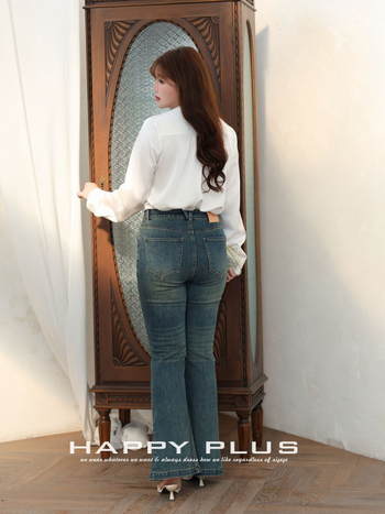 Traperice u francuskom stilu, srednji struk, blago šireće nogavice, vintage oprane, rastezljivi denim, pamuk 70–80% i poliester, zatvaranje dugmadima