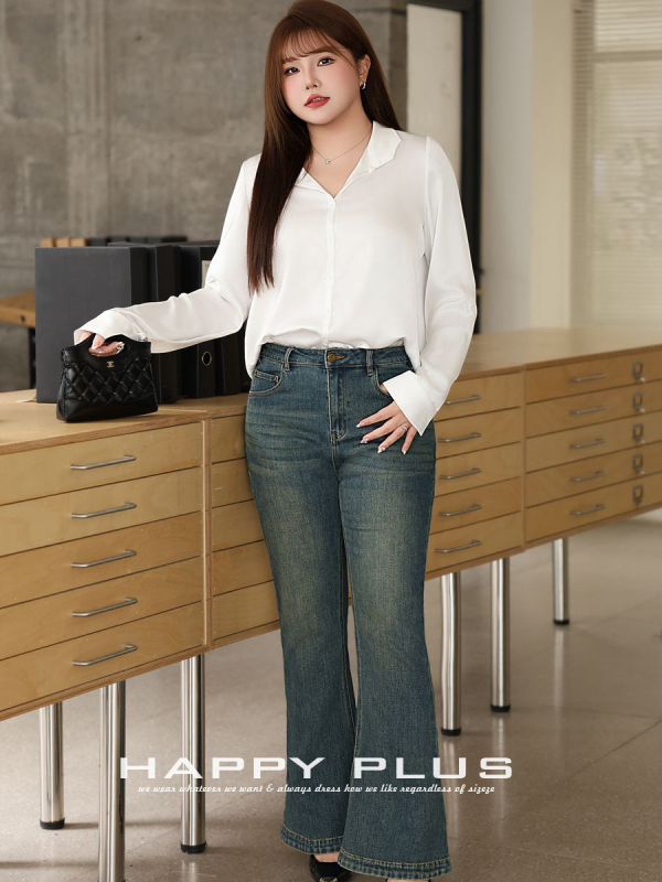 Traperice u francuskom stilu, srednji struk, blago šireće nogavice, vintage oprane, rastezljivi denim, pamuk 70–80% i poliester, zatvaranje dugmadima