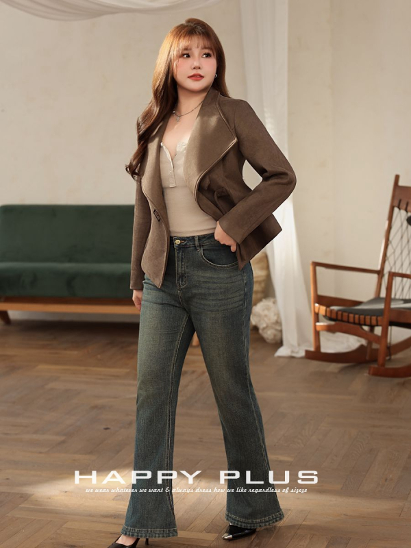 Traperice u francuskom stilu, srednji struk, blago šireće nogavice, vintage oprane, rastezljivi denim, pamuk 70–80% i poliester, zatvaranje dugmadima