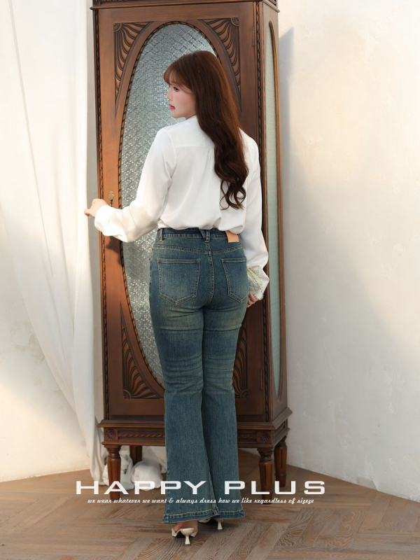 Traperice u francuskom stilu, srednji struk, blago šireće nogavice, vintage oprane, rastezljivi denim, pamuk 70–80% i poliester, zatvaranje dugmadima