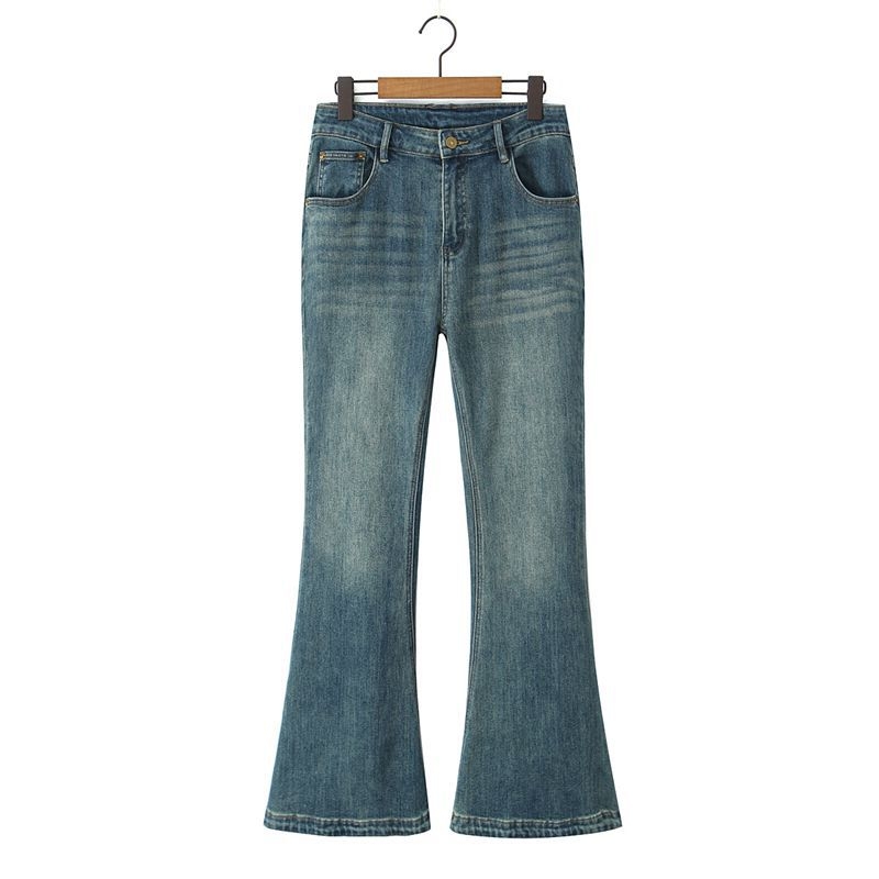 Traperice u francuskom stilu, srednji struk, blago šireće nogavice, vintage oprane, rastezljivi denim, pamuk 70–80% i poliester, zatvaranje dugmadima