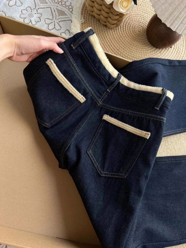 Ženske traperice ravnog kroja, tamnoplave zimski model, plus veličina, s fleece podstavom, debele, visok pojas, opušten kroj, široke nogavice