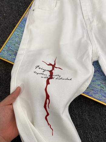 Traperice s printom u američkom ulično-stilskom izrazu, ravne nogavice, srednji porast, pamuk-denim (Print, ravne nogavice, srednji porast, pamuk-denim, pranje vodom)