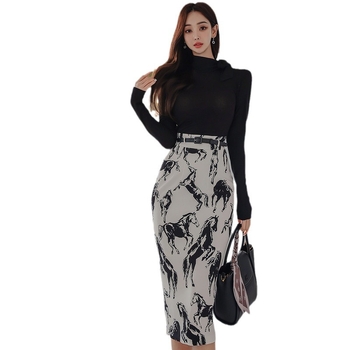 Комплект от две части: топ и пола с флорална шарка, midi дължина на пола, полиестер, дълги ръкави, контрастен печатен цип