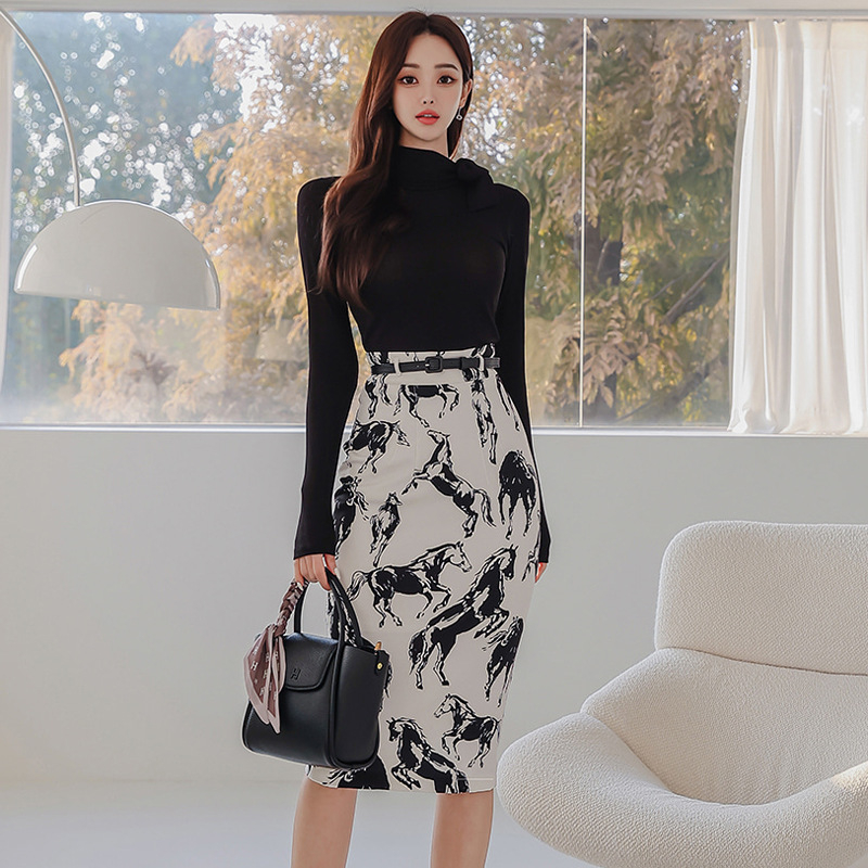 Комплект от две части: топ и пола с флорална шарка, midi дължина на пола, полиестер, дълги ръкави, контрастен печатен цип