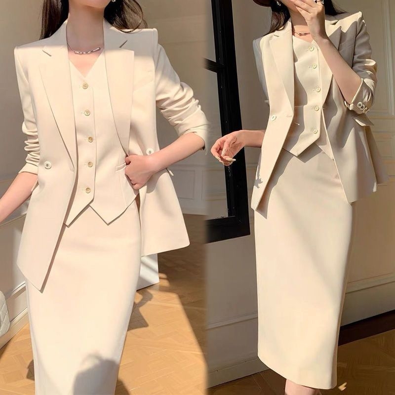 Pavasaris 2025: Sieviešu trīsdaliģes biroja kostīms ar žaketi un vestu, garām piedurknēm, vidēja garuma svārki