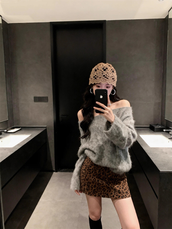 Korejskog stila kostim s leopardim uzorkom, top s dugim rukavima i boat-neck izrezom, duga suknja visokog struka