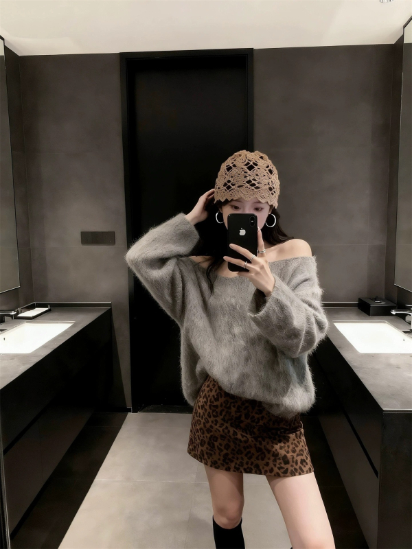 Korejskog stila kostim s leopardim uzorkom, top s dugim rukavima i boat-neck izrezom, duga suknja visokog struka