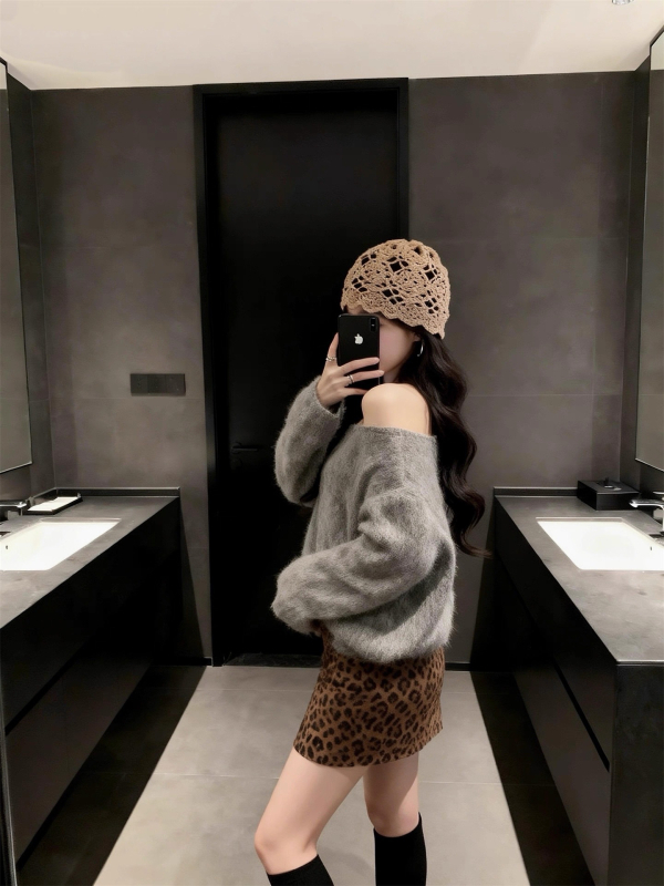 Korejskog stila kostim s leopardim uzorkom, top s dugim rukavima i boat-neck izrezom, duga suknja visokog struka