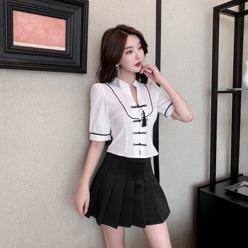 женски костюм с плисирана пола и бродерия за техници в салон за красота, дизайн лято 2025, полиестер/еластан, цветово съчетание, полуръкав