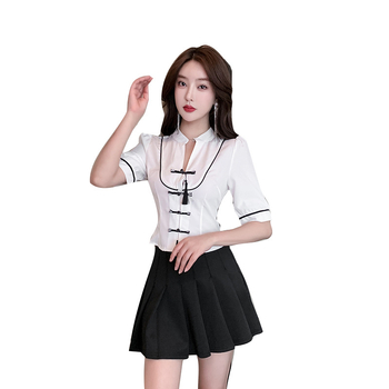 женски костюм с плисирана пола и бродерия за техници в салон за красота, дизайн лято 2025, полиестер/еластан, цветово съчетание, полуръкав