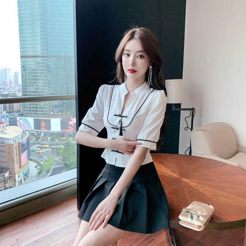 женски костюм с плисирана пола и бродерия за техници в салон за красота, дизайн лято 2025, полиестер/еластан, цветово съчетание, полуръкав