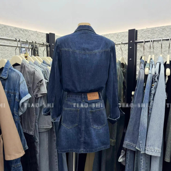 Džins jakna i suknja s visokim strukom — ljeto 2025, vitka silueta, gradski stil