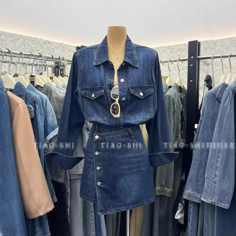 Džins jakna i suknja s visokim strukom — ljeto 2025, vitka silueta, gradski stil