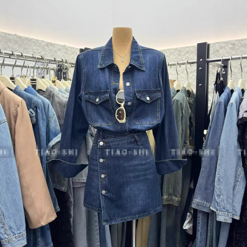 Džins jakna i suknja s visokim strukom — ljeto 2025, vitka silueta, gradski stil