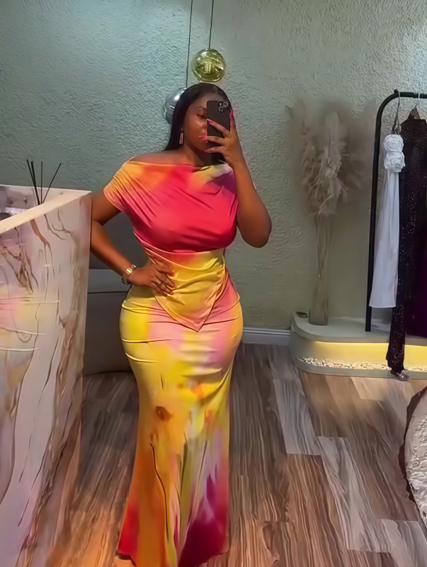 Двухчастков дамски костюм: топ с лодковидно деколте, неравномерен принт, подчертана талия и пола до средата на крака; полиестер; есен 2025