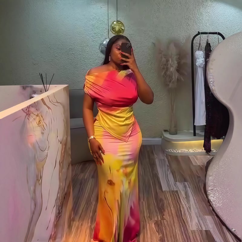 Двухчастков дамски костюм: топ с лодковидно деколте, неравномерен принт, подчертана талия и пола до средата на крака; полиестер; есен 2025