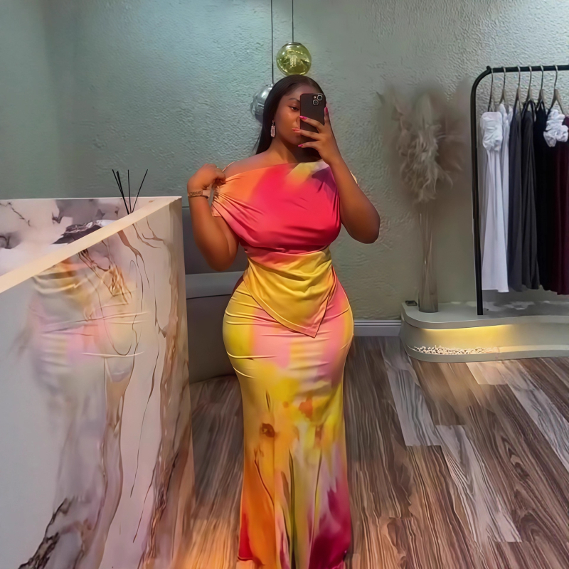 Двухчастков дамски костюм: топ с лодковидно деколте, неравномерен принт, подчертана талия и пола до средата на крака; полиестер; есен 2025