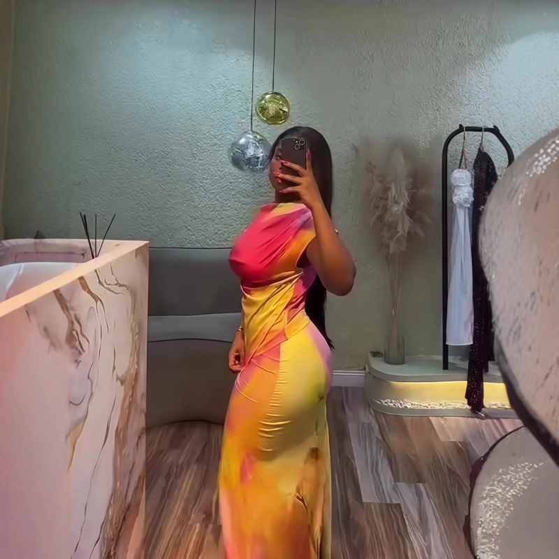 Двухчастков дамски костюм: топ с лодковидно деколте, неравномерен принт, подчертана талия и пола до средата на крака; полиестер; есен 2025