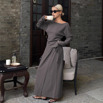 Kostim s suknjom: jednobojni top s dugim rukavima i duga suknja, poliestersko-elastanska smjesa (≥95% poliestera) — jesen 2025