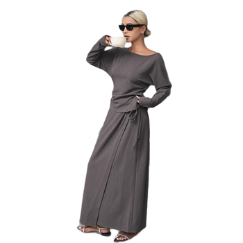 Kostim s suknjom: jednobojni top s dugim rukavima i duga suknja, poliestersko-elastanska smjesa (≥95% poliestera) — jesen 2025