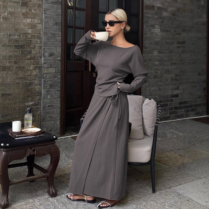 Kostim s suknjom: jednobojni top s dugim rukavima i duga suknja, poliestersko-elastanska smjesa (≥95% poliestera) — jesen 2025