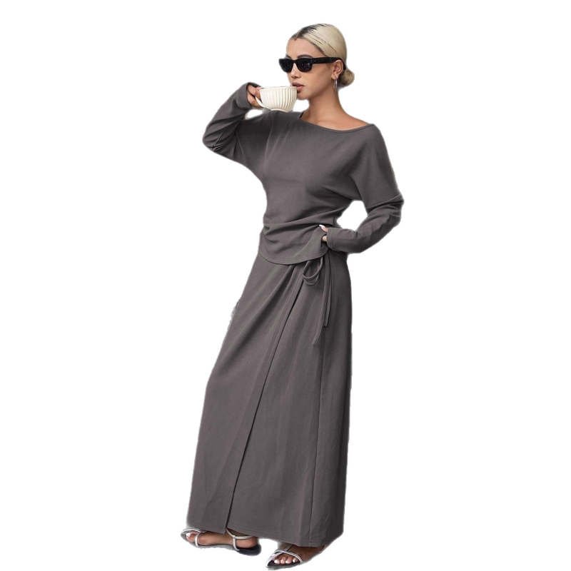 Kostim s suknjom: jednobojni top s dugim rukavima i duga suknja, poliestersko-elastanska smjesa (≥95% poliestera) — jesen 2025