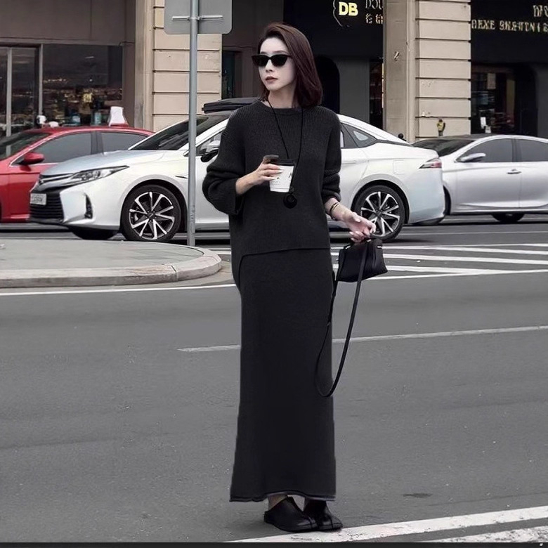 Korejski stil ženski casual pleteni komplet — elegantan kostim s puloverom i dugom suknjom, jednobojni uzorak, jesen 2025, Core Yarn tkanina, Spandex