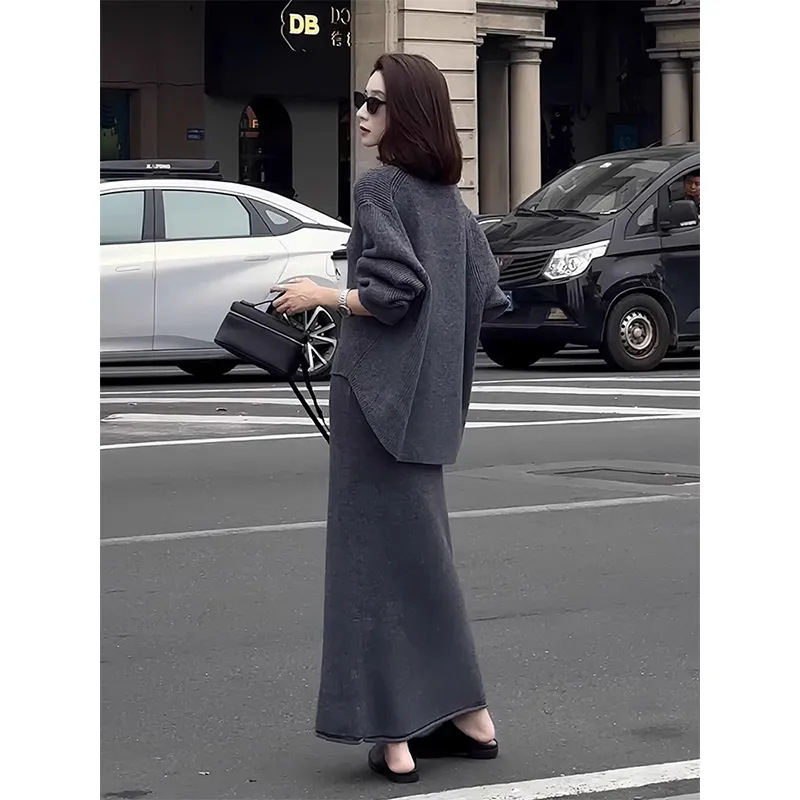Korejski stil ženski casual pleteni komplet — elegantan kostim s puloverom i dugom suknjom, jednobojni uzorak, jesen 2025, Core Yarn tkanina, Spandex