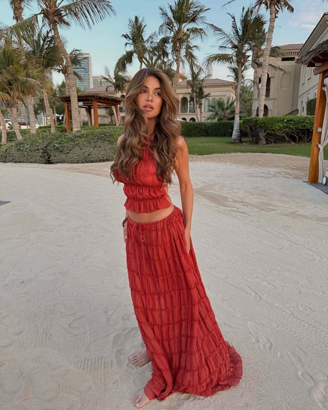 Kostim s suknjom, bez rukava, s otvorenim leđima i prilagodljivim halter vratom, duga suknja, jednostavan uzorak, poliester-elastan, ljeto 2025, elegantan stil