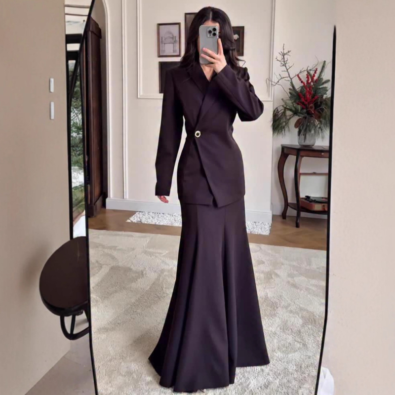 Dievišķs garais kleita komplekts – V kakla izgriezums, garas piedurknes, zivju astes apdare – vasara 2025, poliesters + spandeks (<30% spandeks)