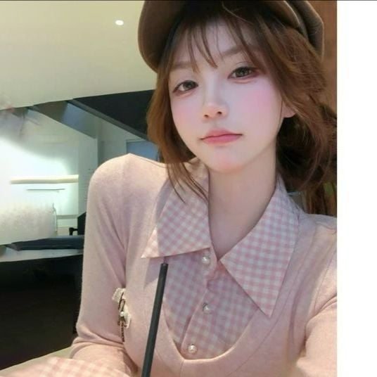 Set dvije komponenti: košulni top i suknja s visokim strukom — jesen 2025, poliester 70–80%, dugi rukavi, šivanje spajanja, djevojački stil