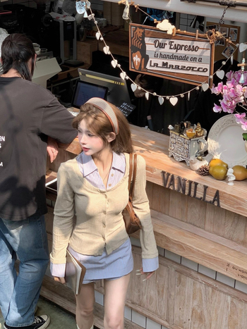 Едноцветен топ тип T-shirt и костюм с пола, есен 2025, корейски стил за делово облекло