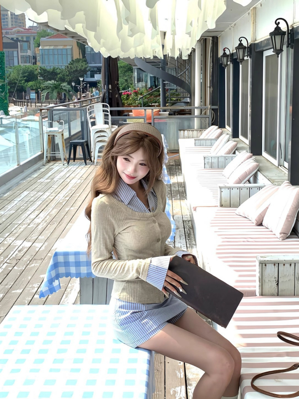 Едноцветен топ тип T-shirt и костюм с пола, есен 2025, корейски стил за делово облекло