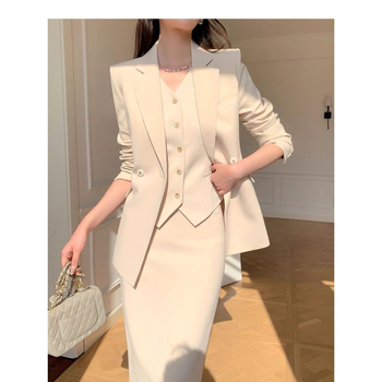 Sieviešu tri daļu uzvalks ar žaketi, vestu un svārkiem, biroja stils, pavasaris 2025, garas piedurknes, vidēja garuma svārki