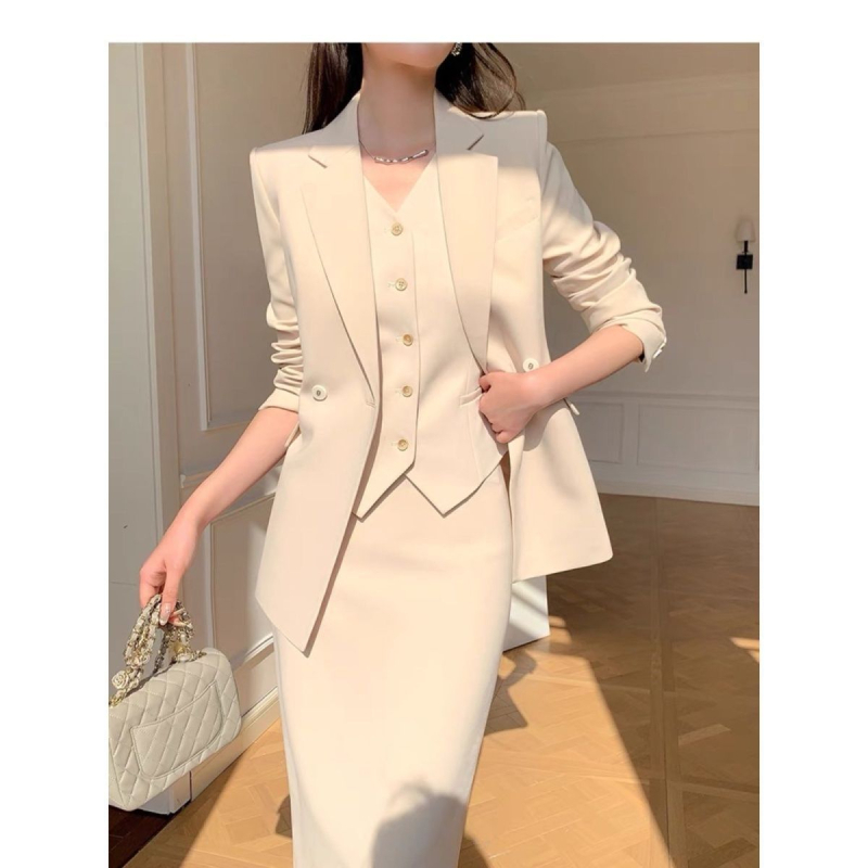 Sieviešu tri daļu uzvalks ar žaketi, vestu un svārkiem, biroja stils, pavasaris 2025, garas piedurknes, vidēja garuma svārki