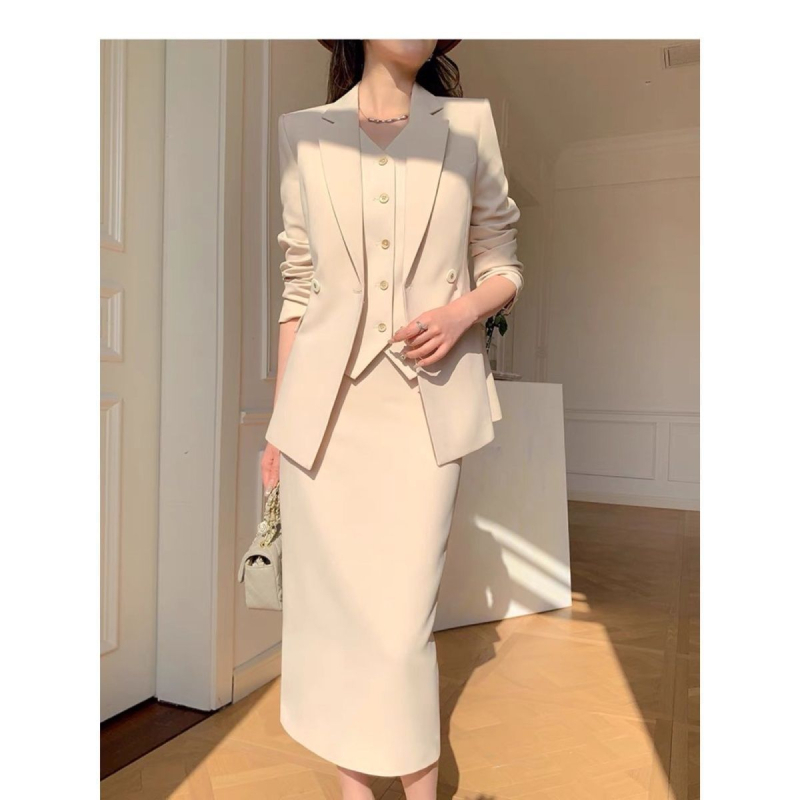 Sieviešu tri daļu uzvalks ar žaketi, vestu un svārkiem, biroja stils, pavasaris 2025, garas piedurknes, vidēja garuma svārki