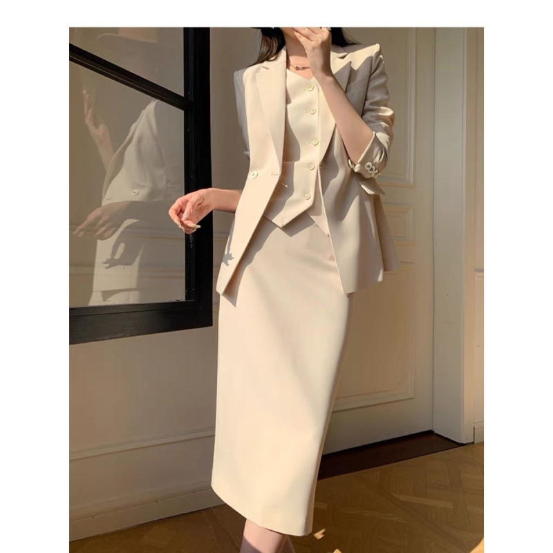 Sieviešu tri daļu uzvalks ar žaketi, vestu un svārkiem, biroja stils, pavasaris 2025, garas piedurknes, vidēja garuma svārki