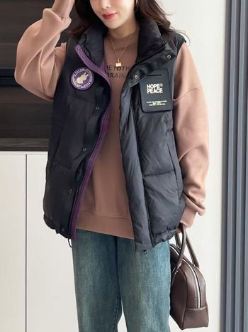 Ženski prsluk s punilom od bijelog patka perja, poliesterska tkanina, stojeći ovratnik, zatvarač sprijeda, slobodan kroj