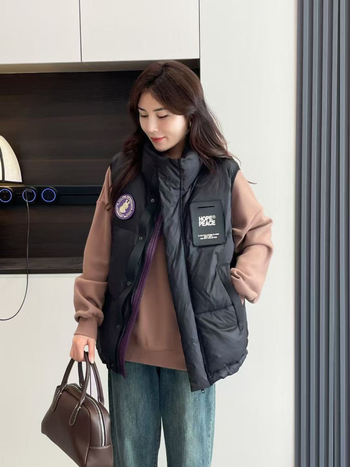 Ženski prsluk s punilom od bijelog patka perja, poliesterska tkanina, stojeći ovratnik, zatvarač sprijeda, slobodan kroj