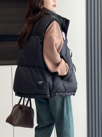 Ženski prsluk s punilom od bijelog patka perja, poliesterska tkanina, stojeći ovratnik, zatvarač sprijeda, slobodan kroj