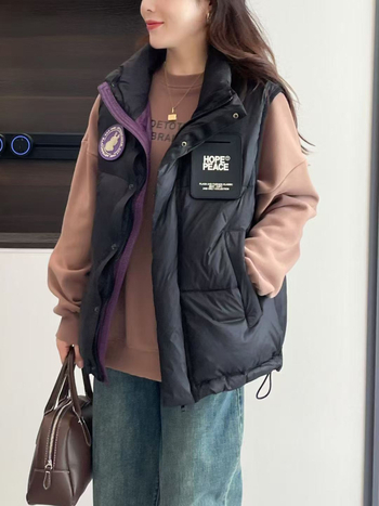 Ženski prsluk s punilom od bijelog patka perja, poliesterska tkanina, stojeći ovratnik, zatvarač sprijeda, slobodan kroj