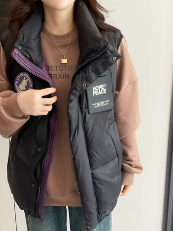 Ženski prsluk s punilom od bijelog patka perja, poliesterska tkanina, stojeći ovratnik, zatvarač sprijeda, slobodan kroj